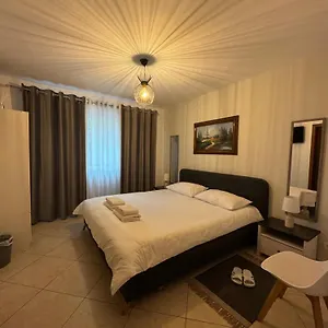  Guest house Xhelo's